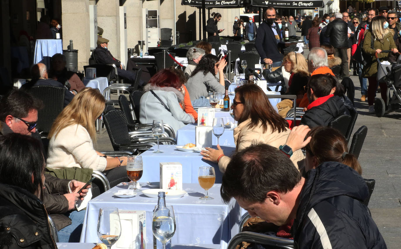 La fiesta de La Almudena en Madrid, llena las calles de Segovia 