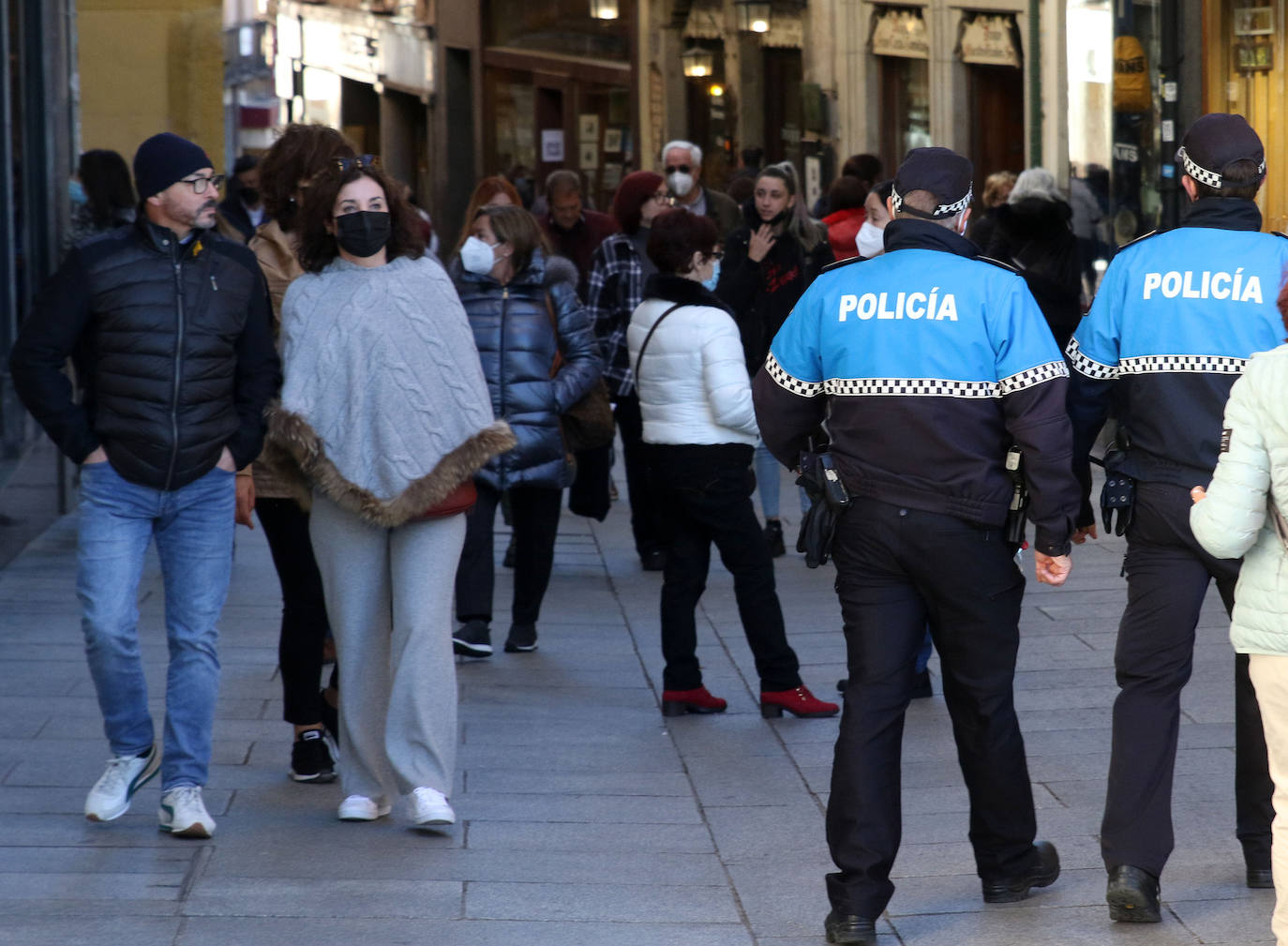 La fiesta de La Almudena en Madrid, llena las calles de Segovia 