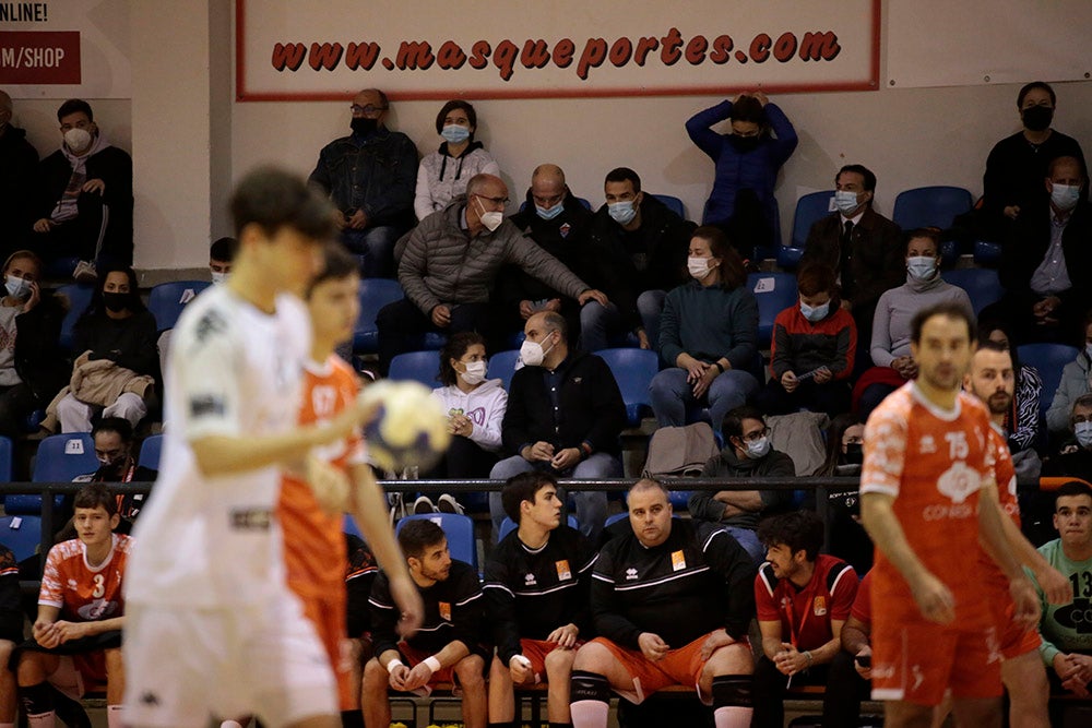 Primera derrota en casa para el BM Salamanca ante el Ademar B (30-36)