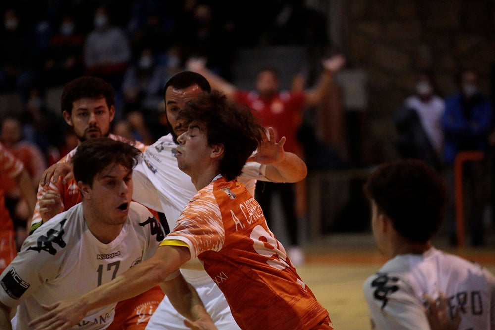 Primera derrota en casa para el BM Salamanca ante el Ademar B (30-36)