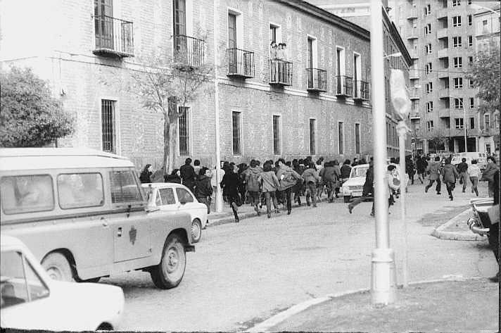 Los alumnos se organizaron para continuar con su formación, surgiendo entonces la denominada «Universidad Paralela», desarrollada a través de reuniones en casas particulares, librerías, parroquias, asociaciones de vecinos, y cafeterías.