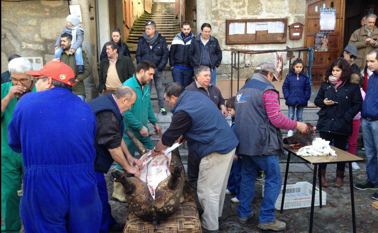 Celebración de una matanza tradicional en una localidad salmantina.