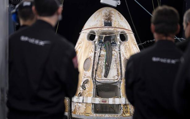 El SpaceX GO Navigator de SpaceX recupera la Crew Dragon de aguas del golfo de México.