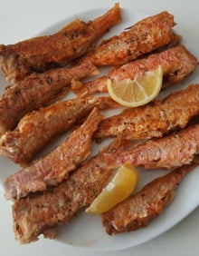 Imagen secundaria 2 - Sabrosos salmonetes fritos