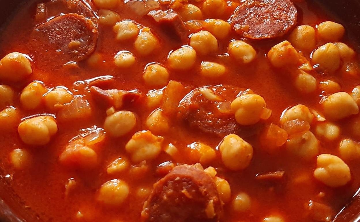Garbanzos con chorizo y jamón para entrar en calor