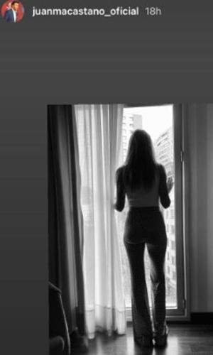 Helena, a contra luz, en la misma habitación que Juanma Castaño. 