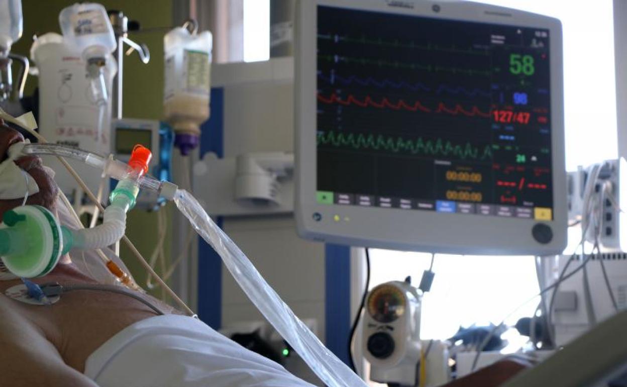 Cama UCI en el Hospital Clínico de Valladolid. 