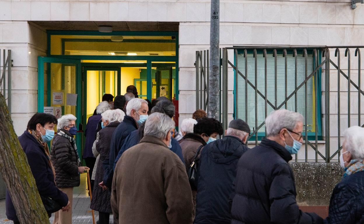 Numerosos mayores esperan a ser vacunados en el Centro de Salud de Pizarrales. 