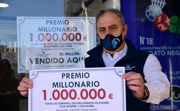 Julio Díez muestra el cartel que anuncia el premio vendido en su administración. 