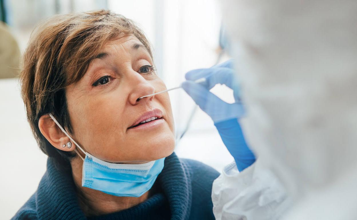 Una mujer se somete a un test rápido.