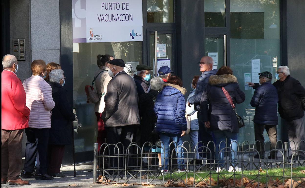 Personas a la entrada del punto de vacunación en la avenida Padre Claret de la capital segoviana. 