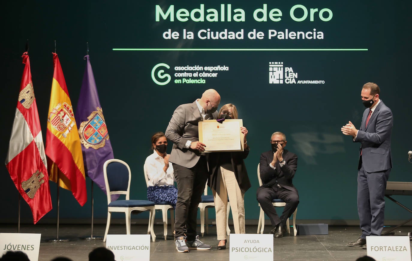 Fotos: La Asociación Contra el Cáncer de Palencia recibe la Medalla de Oro de la ciudad