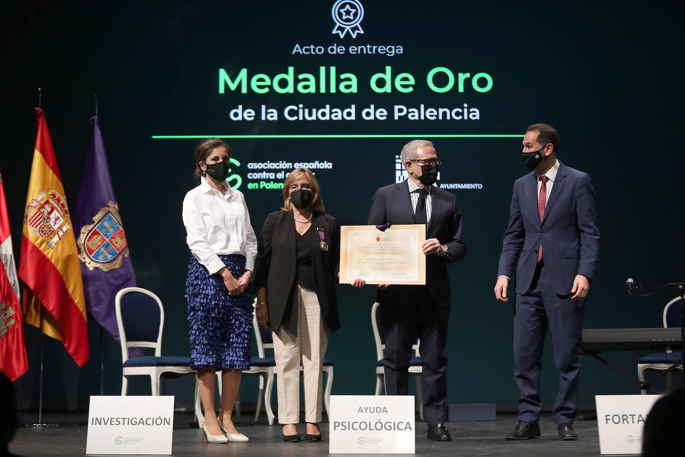 El presidente nacional sostiene el galardón, junto a la responsable de la AECC de Palencia, entre la concejala de Bienestar Social y el alcalde. 