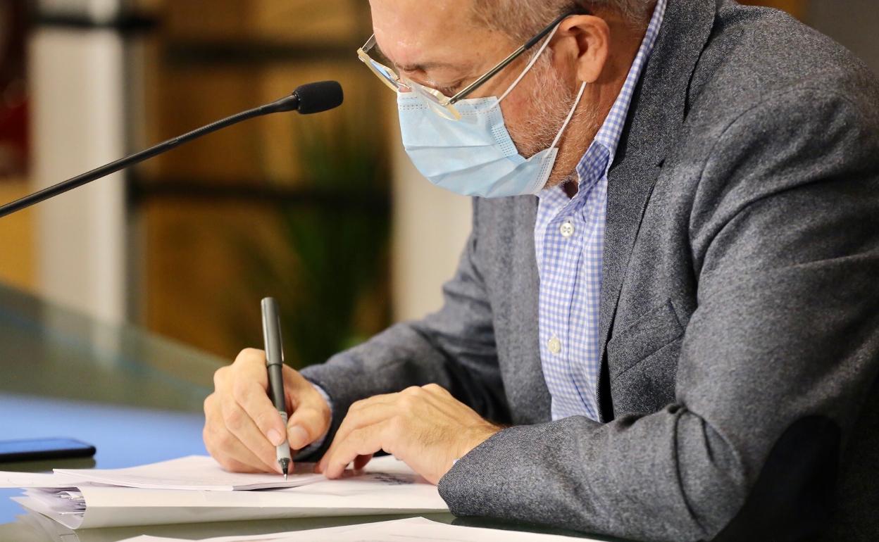 Francisco Igea, anota una pregunta en la rueda de prensa posterior al Consejo de Gobierno.