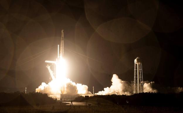 Despegue del cohete Falcon 9 con la nave Endurance.