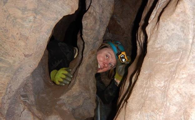 La paleontoropóloga Marina Elliott dentro del sistema de cuevas de Rising Star. 