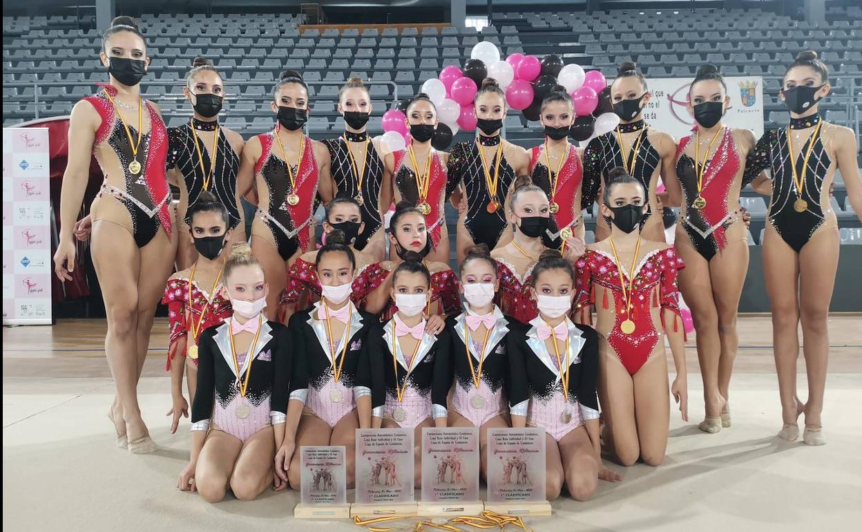 Las integrantes del CD La Victoria posan en el Municipal de Palencia.