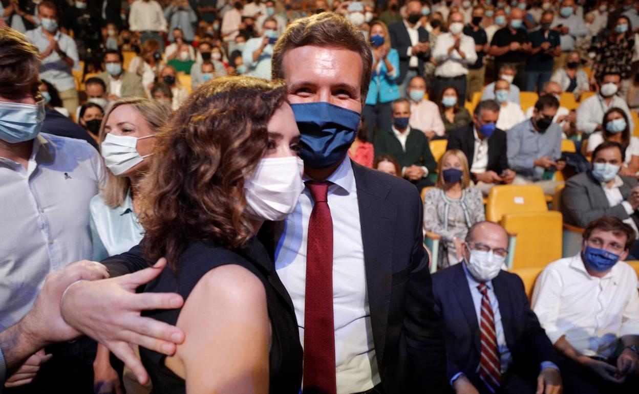 Isabel Díaz Ayuso y Pablo Casado, durante la convención nacional del PP celebrada en Valencia