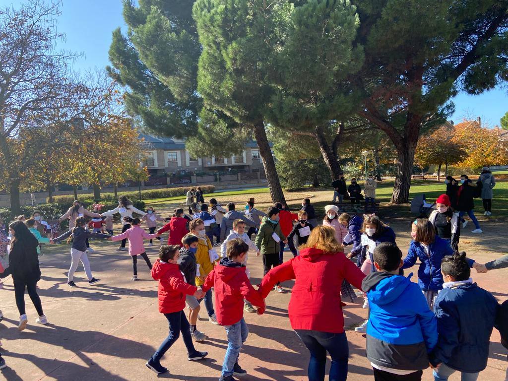 Fotos: Los alumnos del CEIP Parque Alameda bailan contra la obesidad