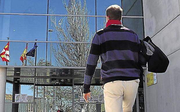 Un hombre sube las escaleras de acceso al Instituto Nacional de la Seguridad Social en Segovia. 