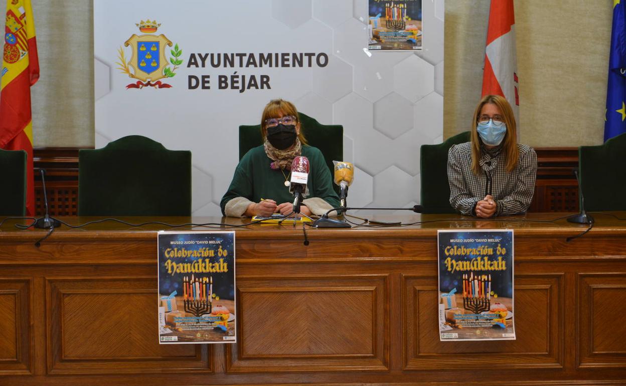 Ana V. Peralejo y Carmen Rubio presentan la celebracion de Hanukkah.