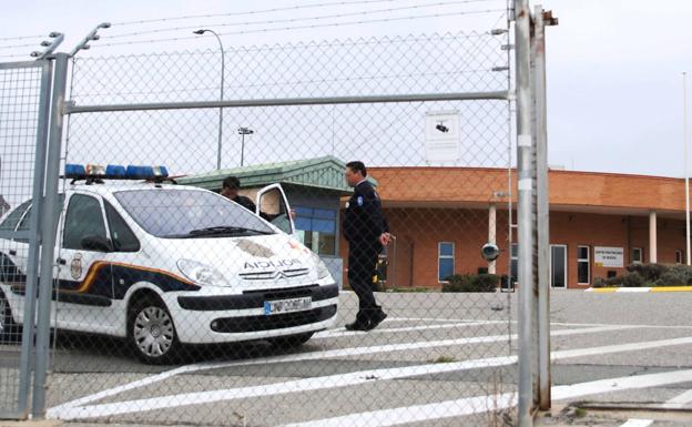 Coche de Policñia Nacional en la entrada a la prisión de Segovia, en Perogordo. 