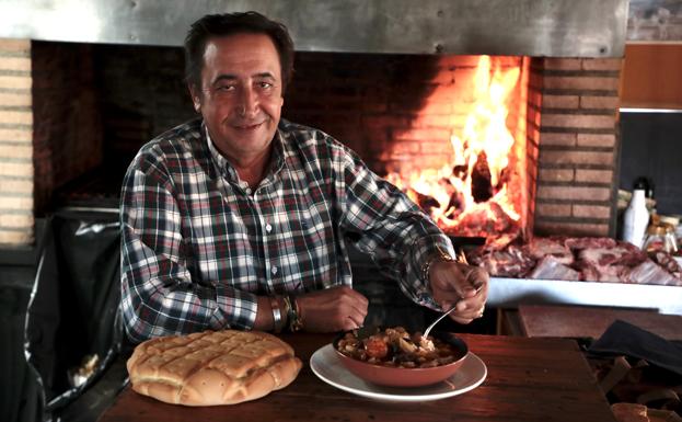 Imagen principal - Pablo Ignacio Rodríguez está dispuesto a degustar las alubias que ha cocinado Yolanda Manchón en La Posada del Cazador, de Cubillas de Santa Marta.