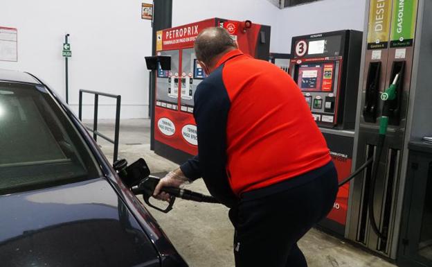 Un hombre echa gasóleo en su coche.