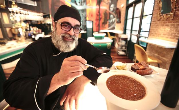 Imagen principal - Lolo Astorga, chef de Los Ilustres, posa son sus lentejas que, como se ve abajo, llevan todos los sacramentos, además de verduras y pimentón.