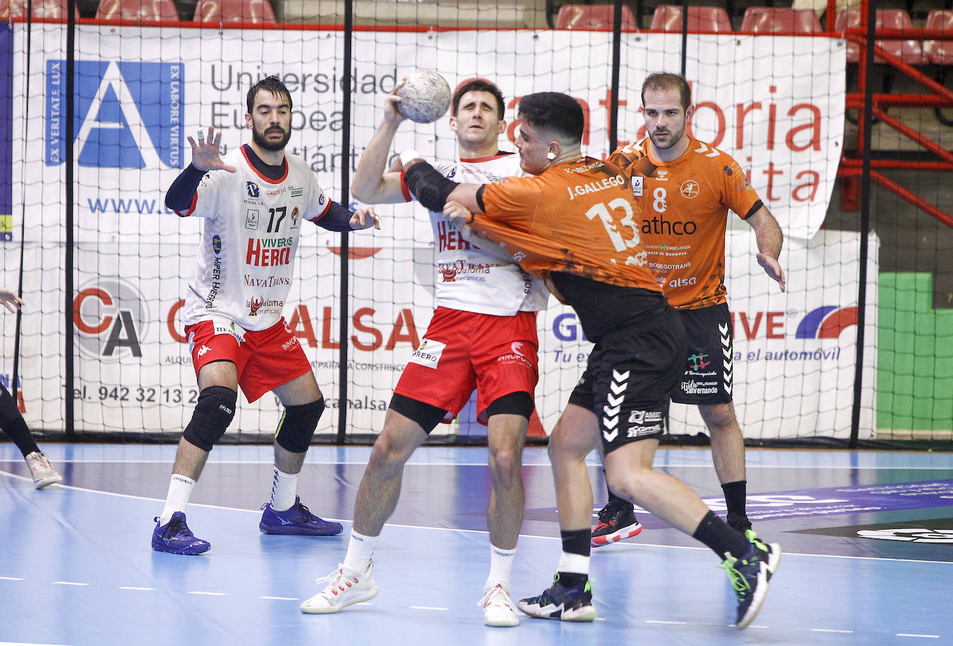 Victoria del Balonmano Nava en Torrelavega 