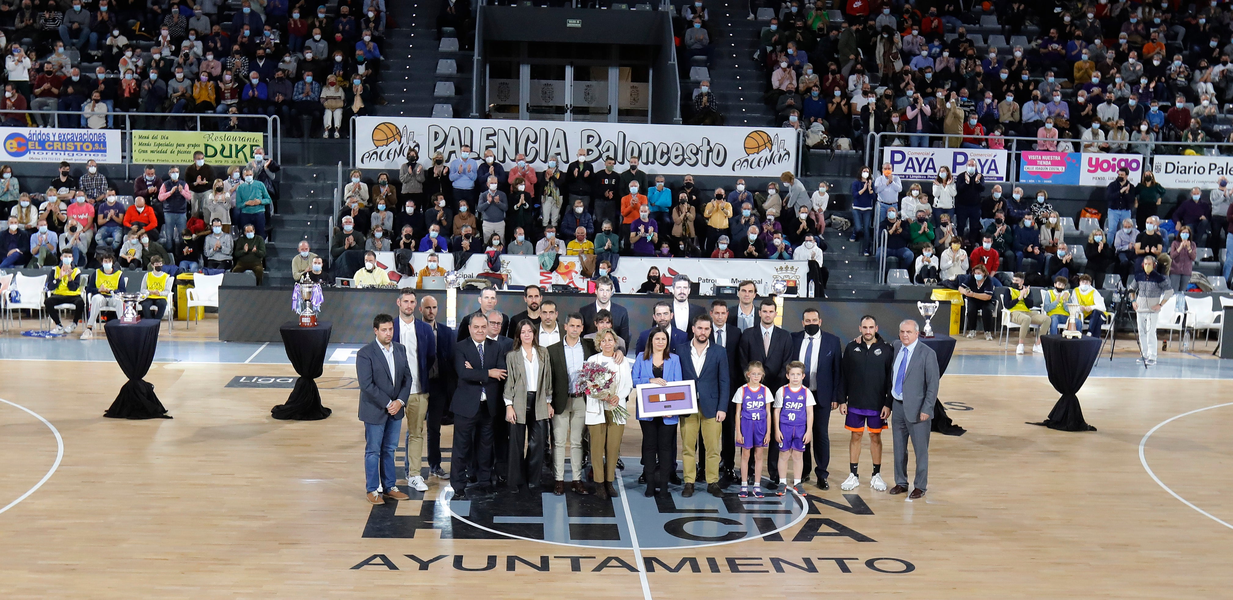 El descanso del partido ante el Gipuzkoa sirvió para homenajear a Fernando Martínez Zulaica y brondar apoyo y cariño a su familia. 