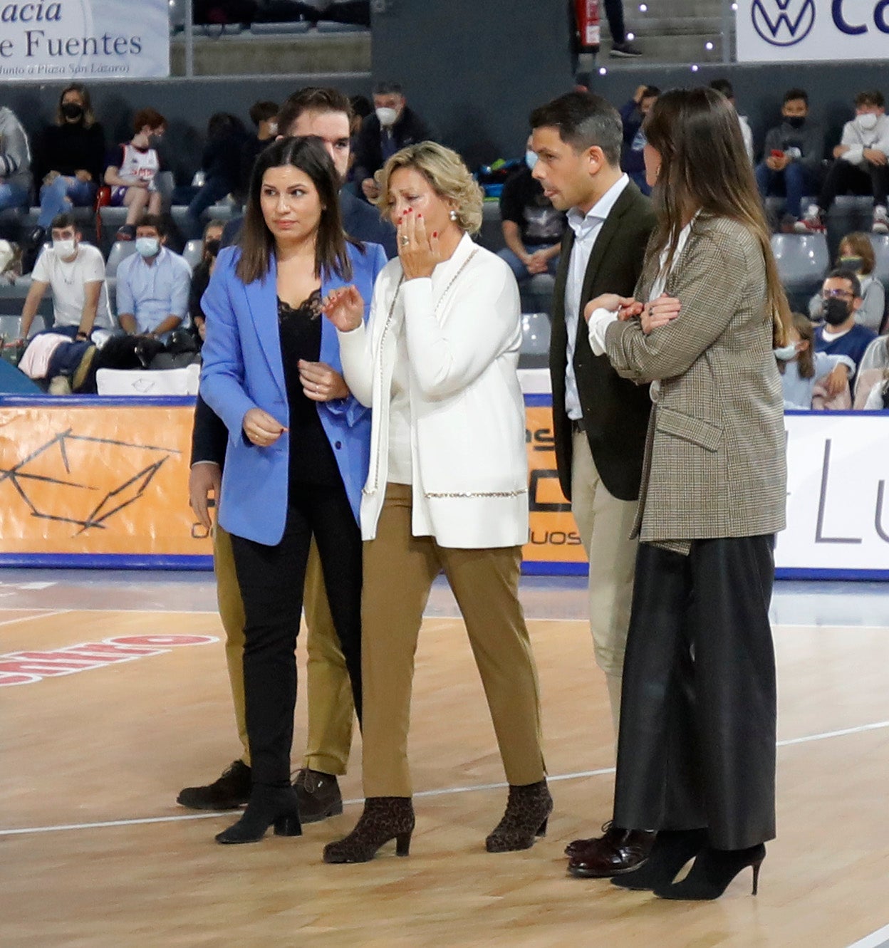 El descanso del partido ante el Gipuzkoa sirvió para homenajear a Fernando Martínez Zulaica y brondar apoyo y cariño a su familia. 