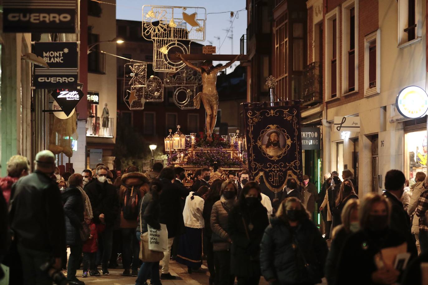 Fotos: La Cofradía de Jesús Nazareno celebra un Via Crucis extraordinario