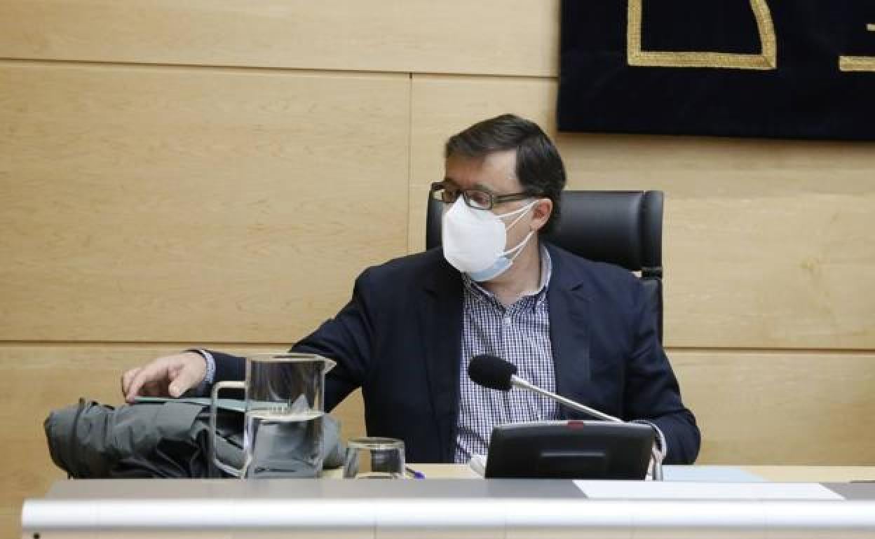 El exviceconsejero Rafael Delgado, durante su comparecencia en la comisión de investigación en las Cortes. 