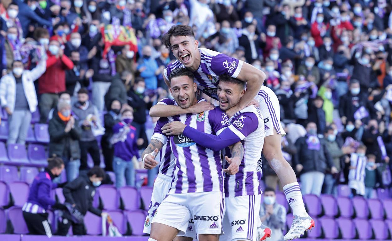 Los jugadores blanquivioleta celebran el primer tanto, obra de Sergio León.