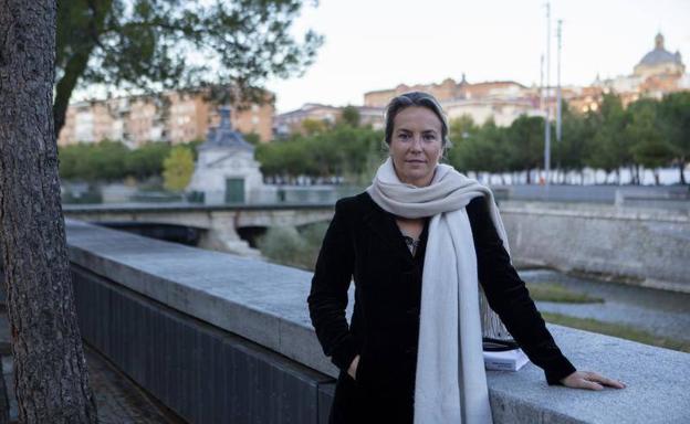 Odile Rodríguez de la Fuente fotografiada junto al Manzanares, en la capital de España.