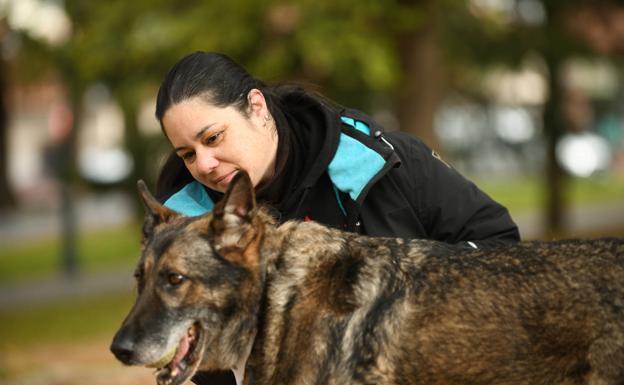 Sonia Escudero junto a Dexter. 