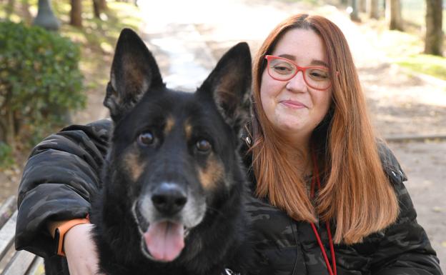 Marta Dávara con su perro Robi. 