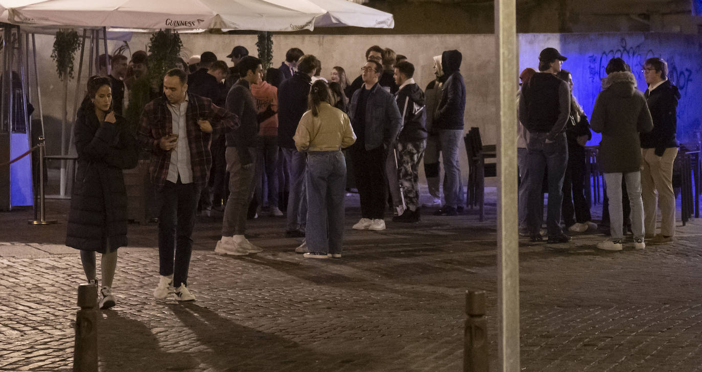 Un grupo de jóvenes, la noche del jueves en la plaza de la Rubia. 