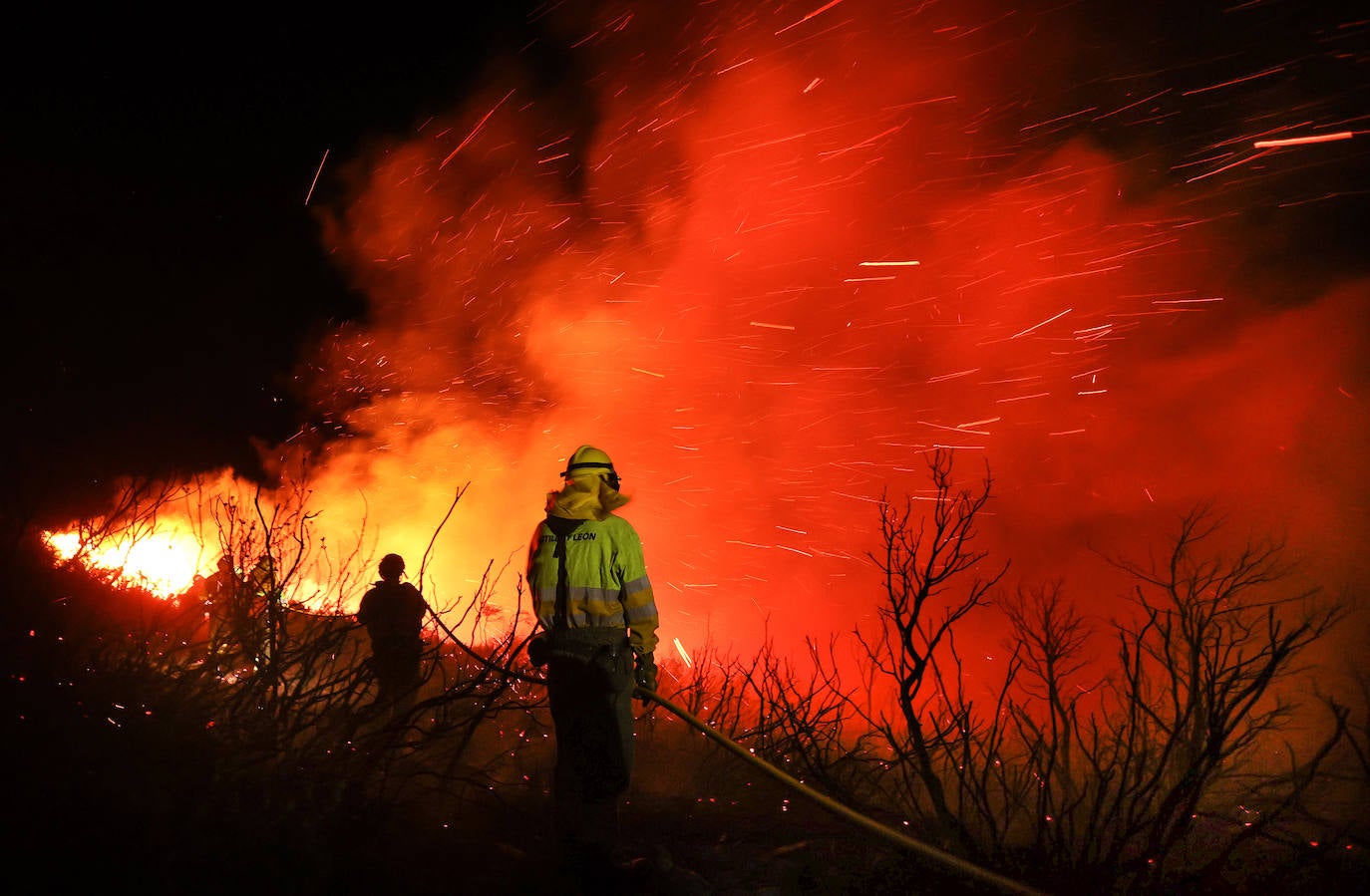 Un incendio sorprende por su virulencia en la Sierra de Francia. 