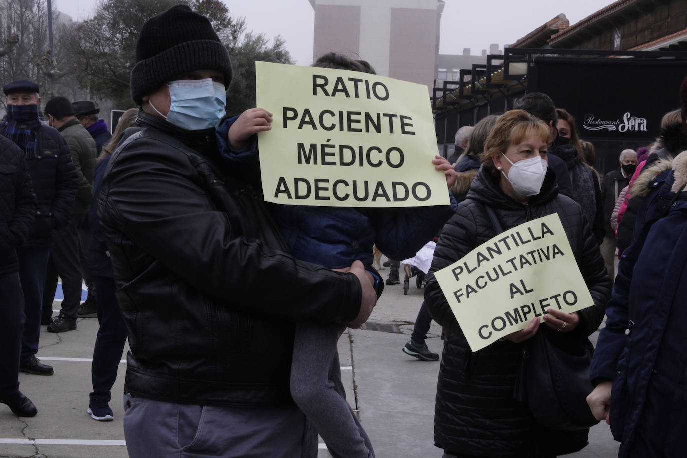 Fotos: Vecinos de Laguna, Boecillo y Viana se concentran para exigir una mejor atención sanitaria