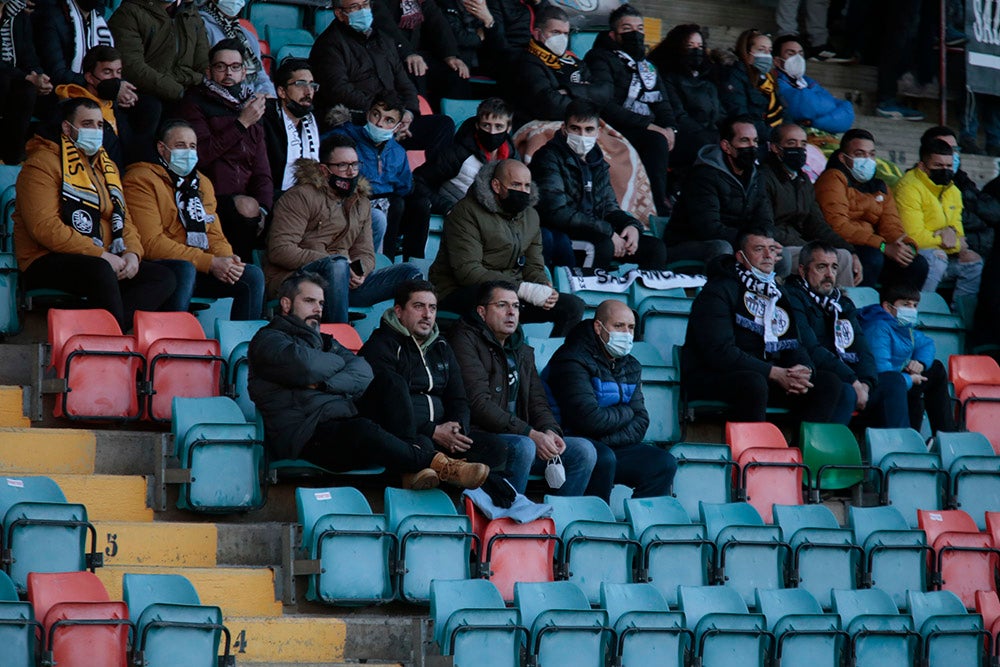 Primer partido en el Helmántico tras el reparto de abonos gratuitos del Salamanca CF UDS, con mejor entrada por parte de una afición que volvió a irse a casa sin cantar gol