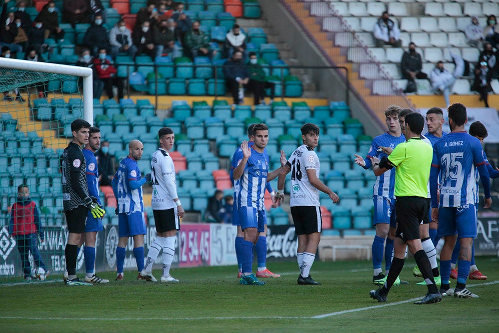 Un desquiciado Salamanca UDS tampoco puede con el Avilés en el Helmántico (0-0)