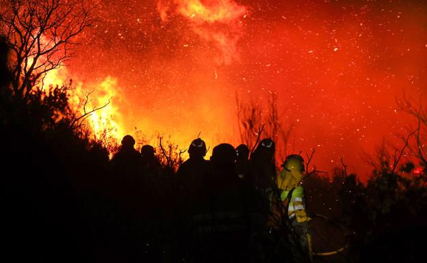 Imagen principal - Extinguido un virulento incendio en la zona de la Sierra de Francia y Las Batuecas en Salamanca