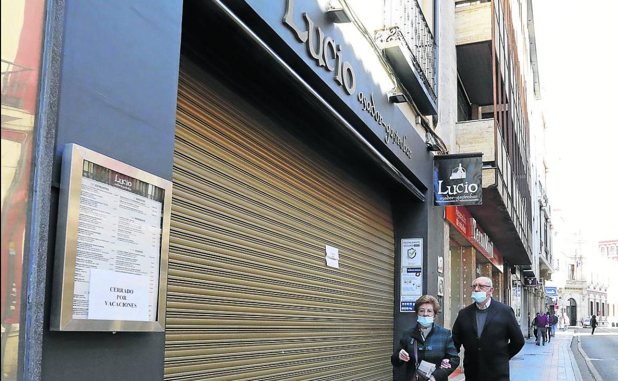 Calle Don Sancho, con la verja cerrada del restaurante Casa Lucio. 