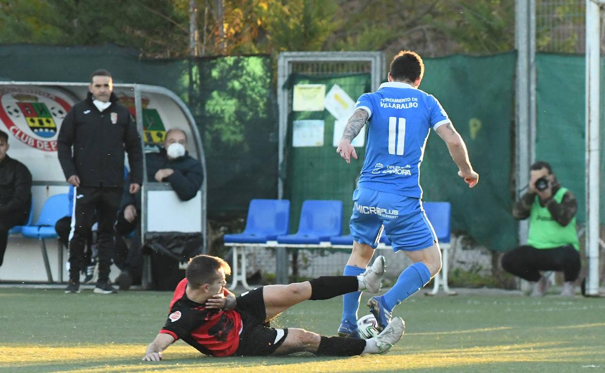 Un jugador de La Cister´iga barre a un rival del Villaralbo. 