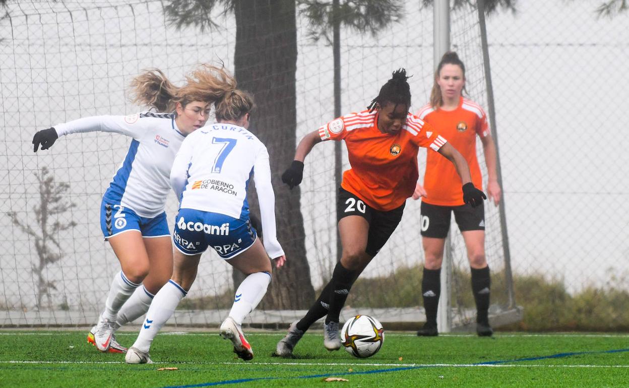 Sheri, la mejor de las locales, intenta zafarse de la vigilancia de dos defensoras zaragocistas