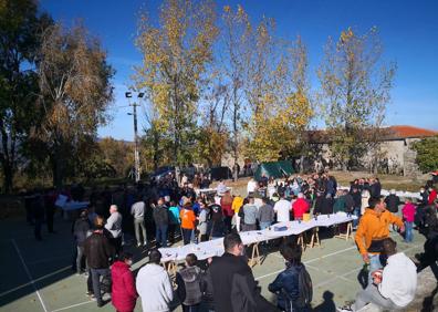 Imagen secundaria 1 - La Fiesta Tradicional de la Matanza arranca en Cristóbal de la Sierra con buen ambiente