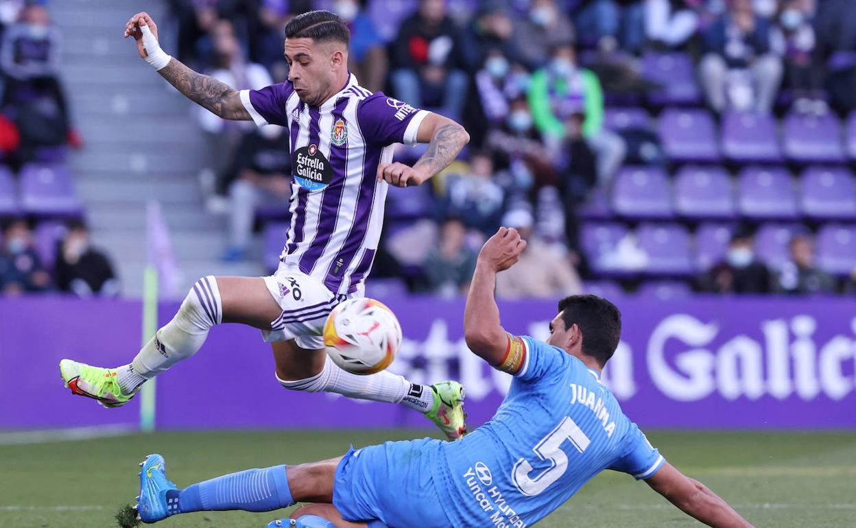 Sergio León salta para escapar de la entrada de Juanma