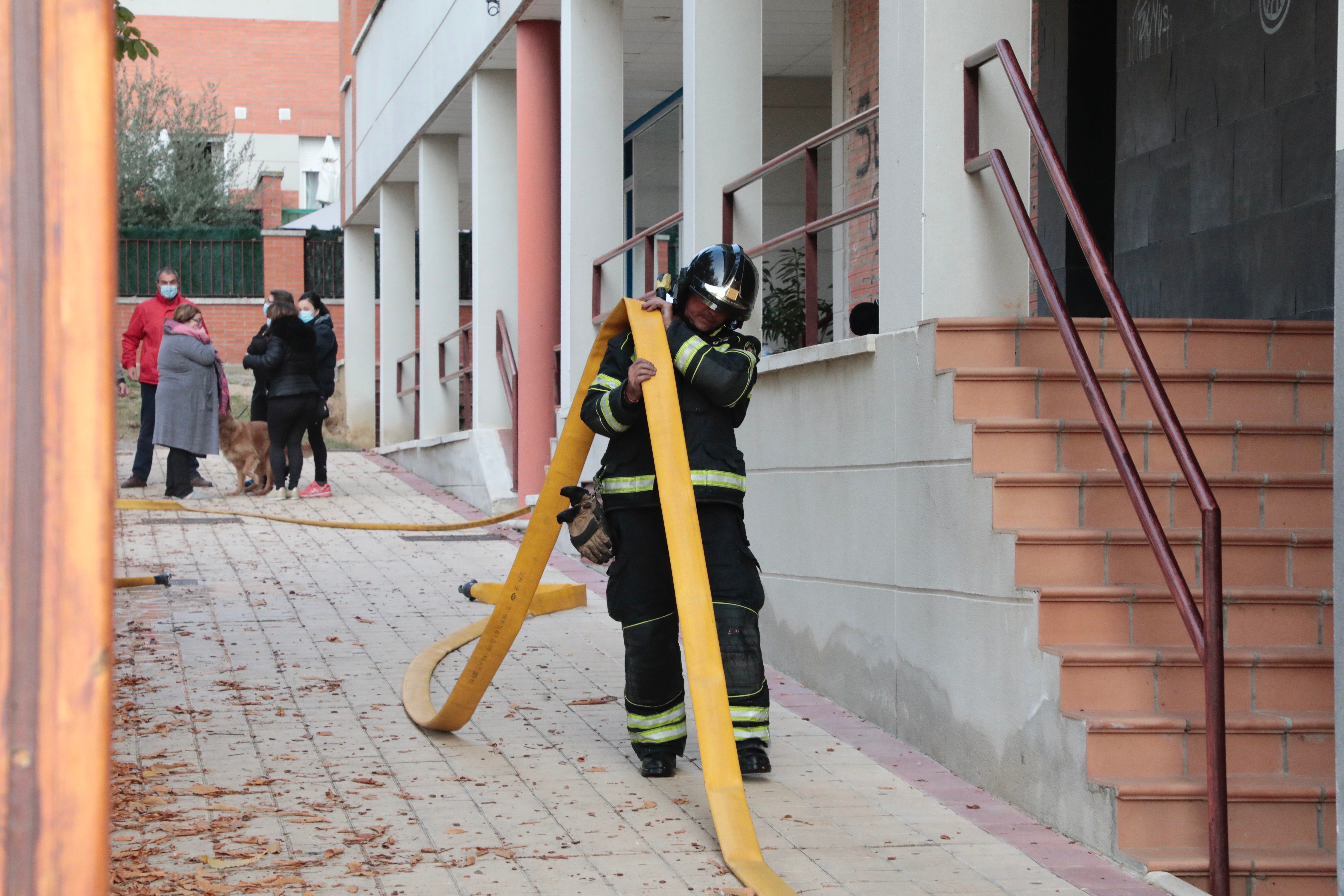 Fotos: Un incendio calcina tres coches en un garaje de Arroyo